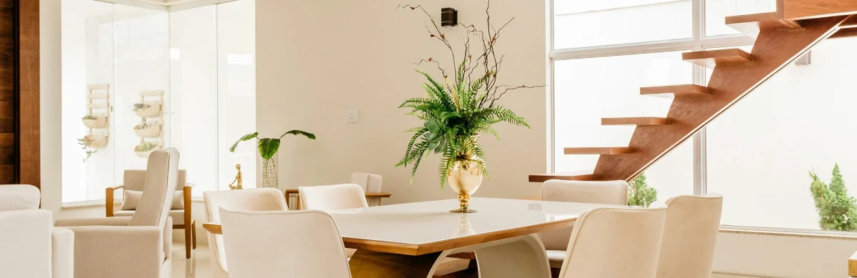 Luz y diseño atemporal en una reforma integral en Tiana