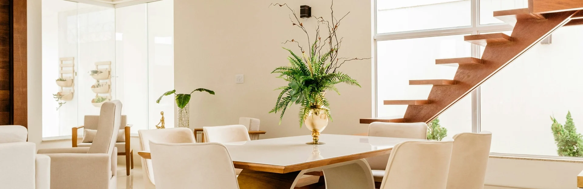 Luz y diseño atemporal en una reforma integral en Tiana