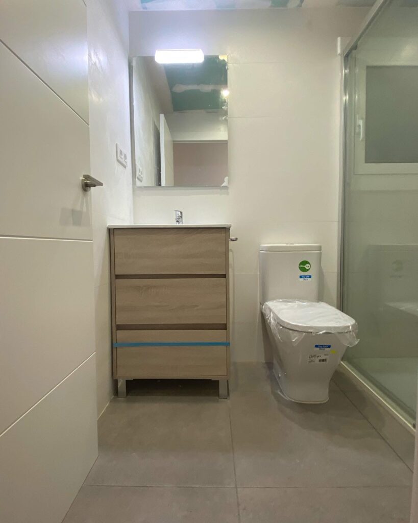 Una familia de Badalona nos llamó porque querían transformar su baño en un espacio más moderno, acogedor y funcional. Nos explicaron que el baño llevaba años sin renovarse y que buscaban un resultado actual, con materiales duraderos y un diseño cálido que se adaptara a su día a día.