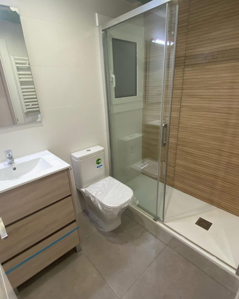 Una familia de Badalona nos llamó porque querían transformar su baño en un espacio más moderno, acogedor y funcional. Nos explicaron que el baño llevaba años sin renovarse y que buscaban un resultado actual, con materiales duraderos y un diseño cálido que se adaptara a su día a día.