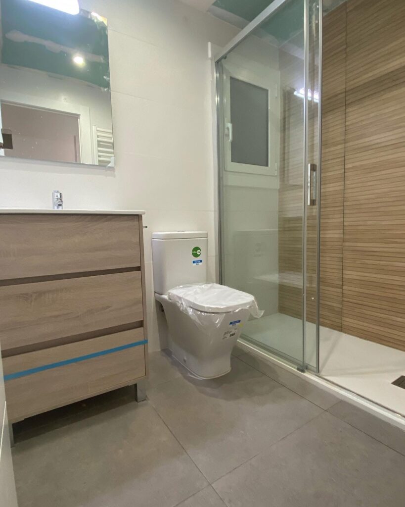 Una familia de Badalona nos llamó porque querían transformar su baño en un espacio más moderno, acogedor y funcional. Nos explicaron que el baño llevaba años sin renovarse y que buscaban un resultado actual, con materiales duraderos y un diseño cálido que se adaptara a su día a día.