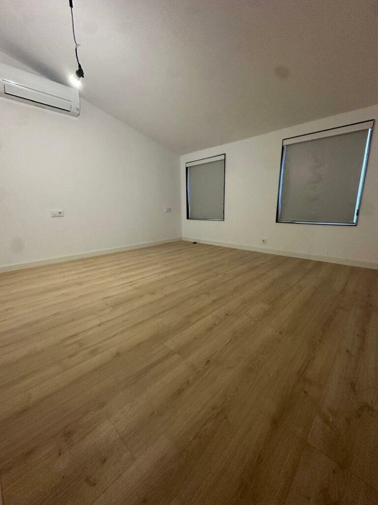 Una familia de Montcada i Reixac nos llamó con una necesidad muy concreta: “Queremos que la casa funcione mejor, que gane coherencia y que los espacios que nunca se han terminado de resolver queden por fin bien hechos.”