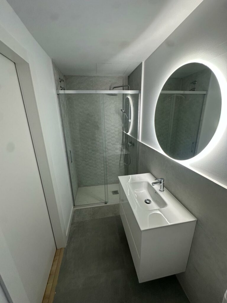 Una familia de Montcada i Reixac nos llamó con una necesidad muy concreta: “Queremos que la casa funcione mejor, que gane coherencia y que los espacios que nunca se han terminado de resolver queden por fin bien hechos.”